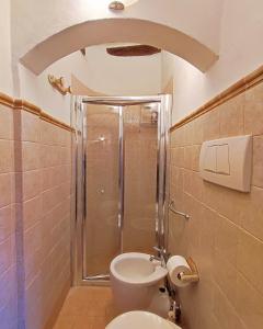 a bathroom with a shower and a toilet and a sink at Gurgaon San Gimignano Apartments in San Gimignano