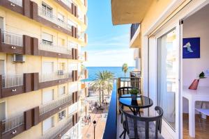 En balkon eller terrasse på El Yate in front of the sea by 10ToSea