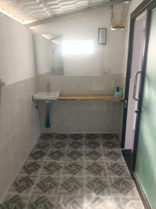 een badkamer met een wastafel en een spiegel bij Blue Zone Hostel in Kaôh Rŭng (3)