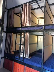 Palanda nebo palandy na pokoji v ubytování Blue Zone Hostel