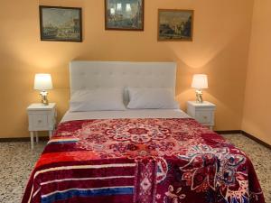 - une chambre avec un grand lit et 2 tables de chevet dans l'établissement PRINCIPE ROOMS, à Rodigo