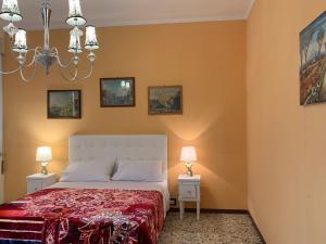 - une chambre avec un lit, 2 tables de nuit et 2 lampes dans l'établissement PRINCIPE ROOMS, à Rodigo