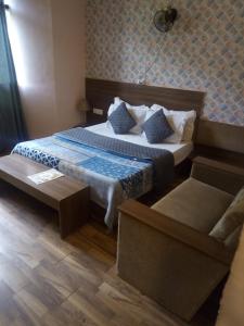 1 dormitorio con 1 cama con edredón azul en HOTEL CRYSTAL PALACE, en Shimla