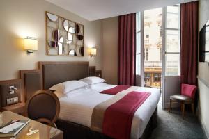 Best Western Premier HBEO Bordeaux Centre في بوردو: غرفه فندقيه بسرير ونافذه