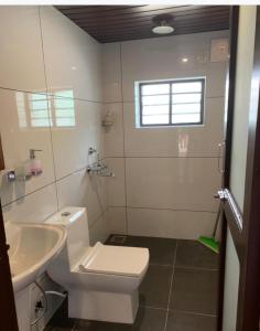 uma casa de banho com um WC e um lavatório em Hotel Holiday Home em Kovalam