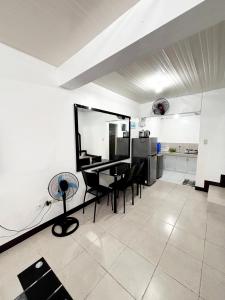 Nhà bếp/bếp nhỏ tại Calapan Transient House L12