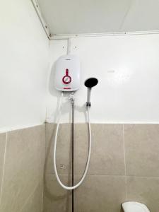 - une douche dans l'angle de la salle de bains dans l'établissement Calapan Transient House L12, à Calapan