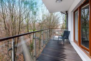 balkon ze stołem i krzesłem w obiekcie Aquarius by Grand Apartments w mieście Sopot