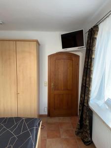 TV a/nebo společenská místnost v ubytování Wohnung 5 mit Garten und sonniger Terrasse