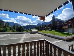 a view from a balcony of a parking lot at Appartement au Sommand au pied des pistes in Mieussy