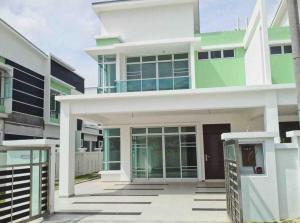 Paradise Villa Kempas Utama في سكوداي: منزل كبير أبيض وأخضر مع فناء