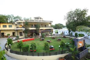 a park in the middle of a city with cars on it at Hotel Saroj Sagar Madhya Pradesh in Sāgar