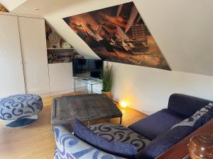 Self Contained Coach House in Leafy South Belfast the location is not accurate في بلفاست: غرفة معيشة مع أريكة وطاولة