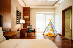 een slaapkamer met een bed en een tafel met een tent bij The Westin Pushkar Resort & Spa in Pushkar