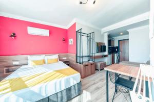 een slaapkamer met een rode muur en een bed bij Terra Rossa in Antalya