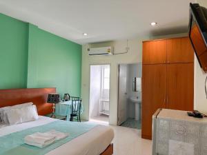 1 dormitorio con 1 cama y baño en Grandma Kaew House en Chiang Rai