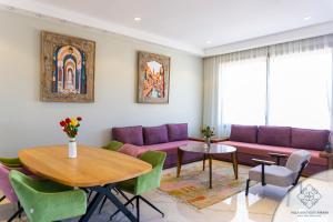 - un salon avec des canapés violets et une table dans l'établissement Villa Boutique Amani, à Marrakech