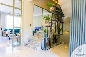 un hall avec un escalier orné de plantes en pot dans l'établissement Villa Boutique Amani, à Marrakech