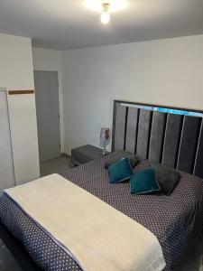 1 dormitorio con 1 cama grande con almohadas azules en Joliette , 4 chambres, wifi, en Marsella