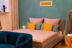 Säng eller sängar i ett rum på Charles & Kätchen style Zentrum-Süd