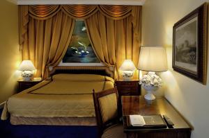 Posteľ alebo postele v izbe v ubytovaní Royal Olympic Hotel