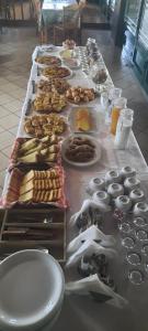 uma mesa longa com muitos pratos de comida em Athamania Artas em Athamanio