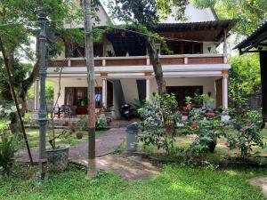 une maison avec beaucoup de plantes devant elle dans l'établissement Studio Lumbung, à Lovina