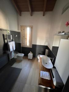 bagno con lavandino e servizi igienici di Casa Ely a Pegognaga