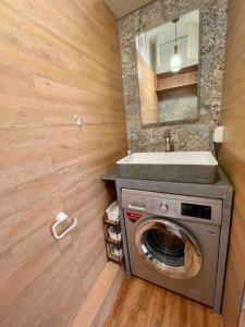 eine Waschmaschine im Bad mit Spiegel in der Unterkunft 3 min walk from Shangri-La in Ulaanbaatar