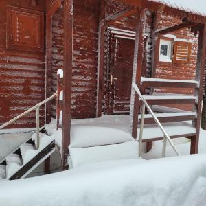 una habitación con nieve en las escaleras de una cabaña en VILA DARIA, en Vartop