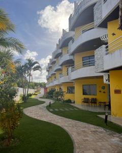 um edifício com uma passagem em frente em Apartamento Ocean View Tabatinga em Nísia Floresta