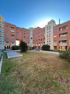 un ampio cortile di fronte a un grande edificio in mattoni di Cà Savoia a Bologna