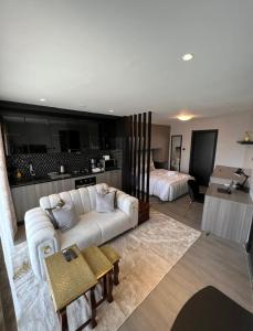 Postel nebo postele na pokoji v ubytování Chic & Cosy home in Nairobi Escada