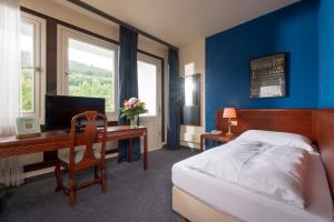 Postel nebo postele na pokoji v ubytování Sauerland Alpin Hotel + 37 fotografií