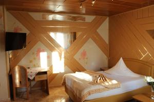 Schlafzimmer mit einem Bett, einem Schreibtisch und einem Fenster in der Unterkunft Top Hotel Edingen in Edingen-Neckarhausen