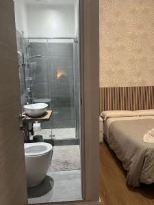 ローマにあるレス アルテスのバスルーム(トイレ、ベッドの横に洗面台付)