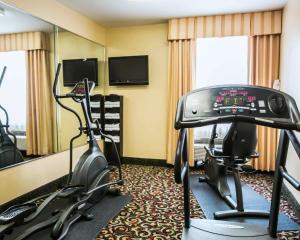 una habitación de hotel con un gimnasio con dos bicicletas estáticas en Sleep Inn & Suites New Braunfels, en New Braunfels