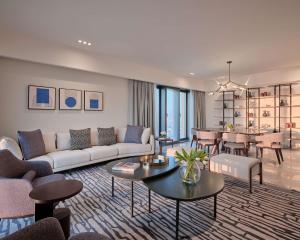 uma sala de estar com um sofá e uma mesa em Grand Hyatt Kuwait Residences em Kuwait