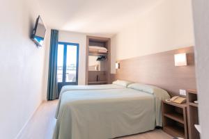 Posteľ alebo postele v izbe v ubytovaní Apartamentos Loar + 22 fotografií