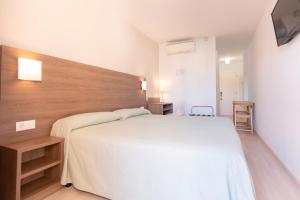 Posteľ alebo postele v izbe v ubytovaní Apartamentos Loar