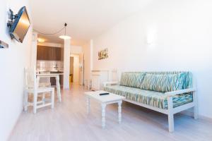 Televízia a/alebo spoločenská miestnosť v ubytovaní Apartamentos Loar