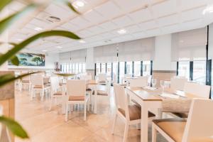 Reštaurácia alebo iné gastronomické zariadenie v ubytovaní Apartamentos Loar