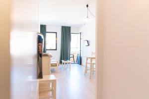 Televízia a/alebo spoločenská miestnosť v ubytovaní Apartamentos Loar