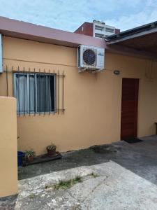 a house with a air conditioner on the side of it at Casa Amplio Jardín - Centro Maldonado in Maldonado