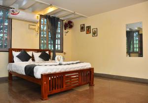 Ліжко або ліжка в номері Revive Inn Pondy - Rooms & Villa