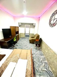 ein Wohnzimmer mit einem Sofa und einem Schreibtisch in der Unterkunft Maria Hostel in Yerevan
