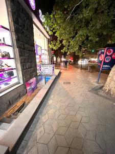 una tienda al lado de una calle por la noche en Maria Hostel, en Ereván