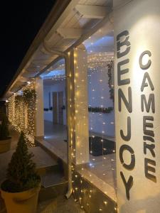 Una señal que dice ser una nueva casa con luces en Benjoi Camere, en SantʼArpino