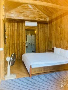 sypialnia z dużym łóżkiem i wentylatorem w obiekcie Green homestay Mai chau w mieście Mai Châu