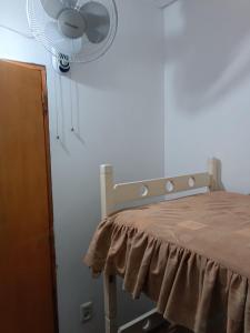 a bedroom with a bed with a fan on the wall at Casa Amplio Jardín - Centro Maldonado in Maldonado